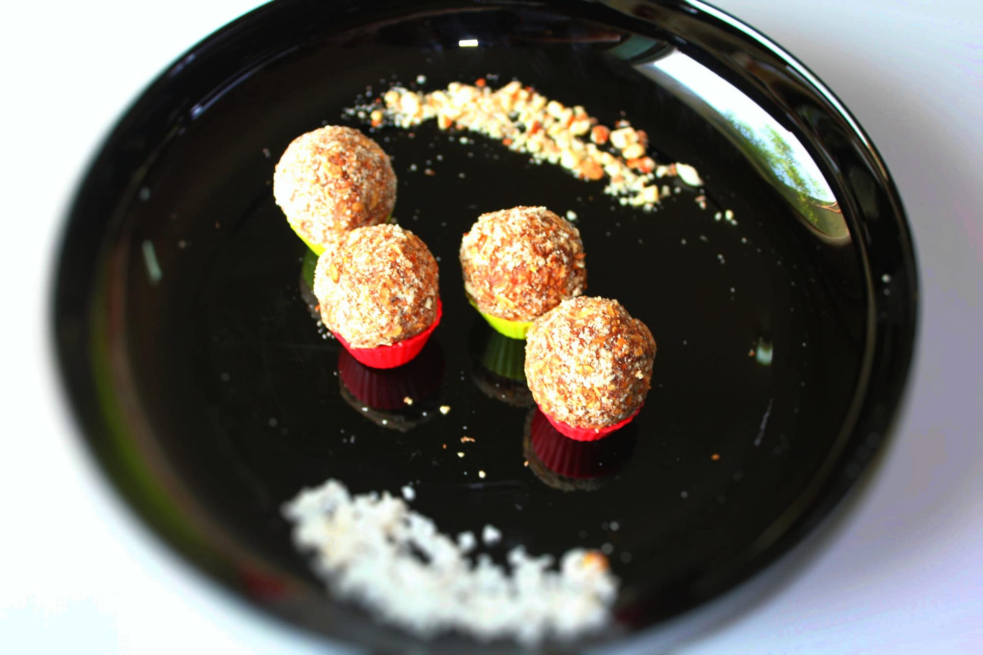 OAT AND CHOCOLATE BALLS Simple Delishables