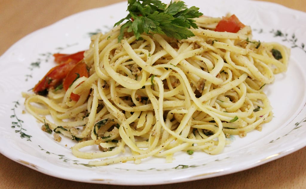 SPAGHETTI WITH PARSLEY, TOMATOES AND BREAD CRUMBS